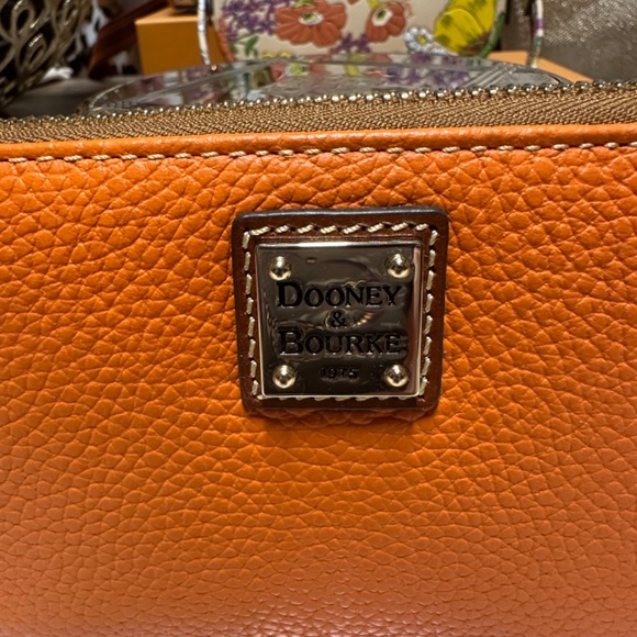 Dooney and Bourke Like New Zip around medium wallet! - Picture 2 of 8